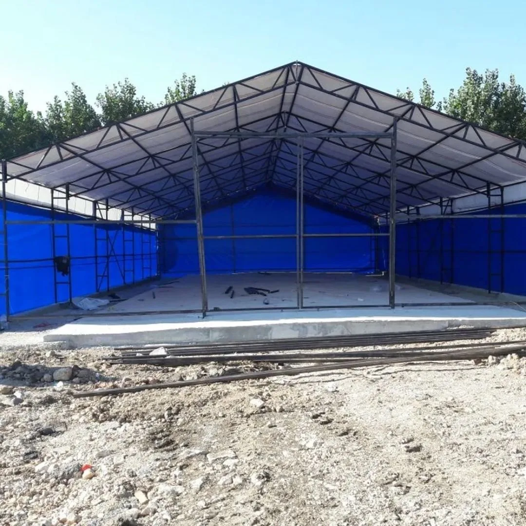 Kurulumu tamamlanmış büyükbaş hayvan çadırı